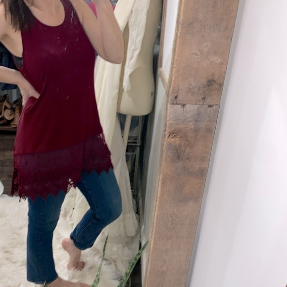 Emma G cranberry color sleeveless top with lace hem size large - Picture 3 of 5